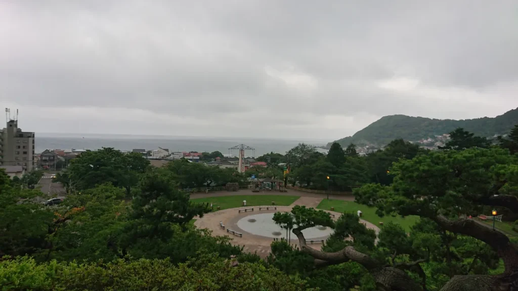 函館公園から望む噴水と津軽海峡の海