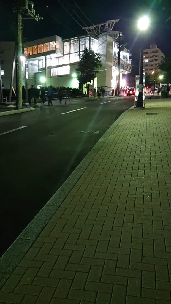 函館山ロープウェイ山麓駅と駅へ続く道