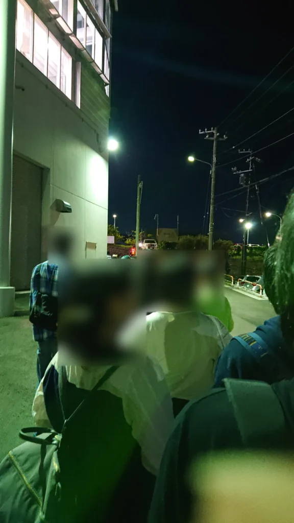 ロープウェイ乗車を待つ多くの観光客の列