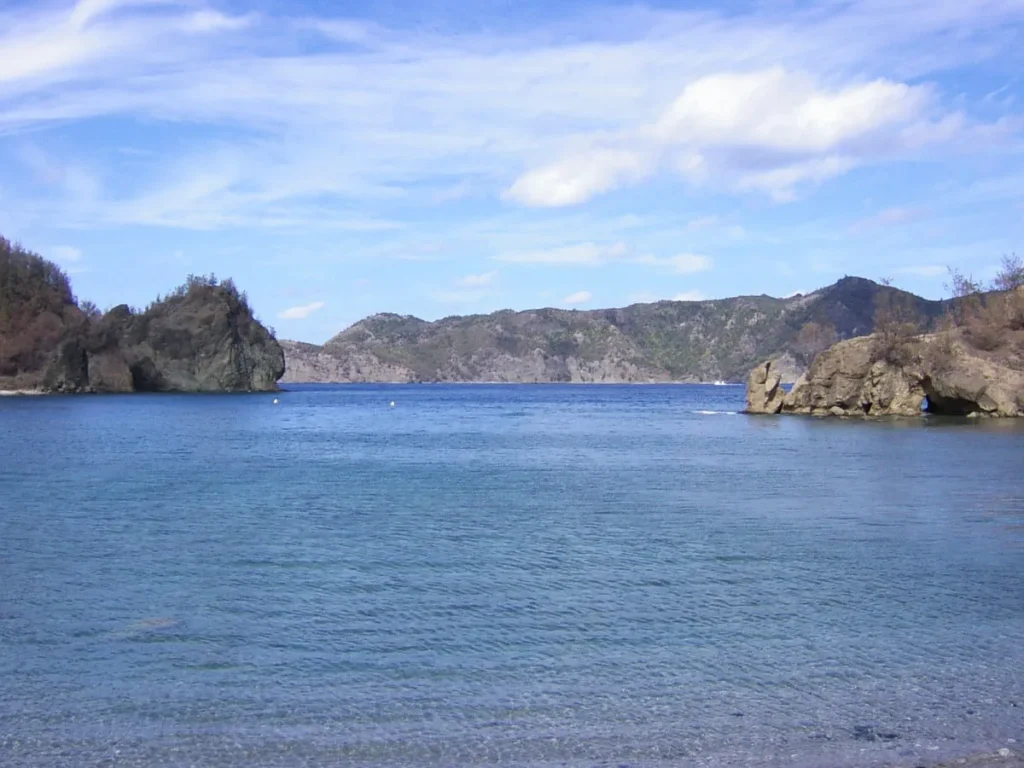 森を抜けた先に現れる「初寝浦」。断崖に囲まれた入り江は、まさに秘境の隠れ家。