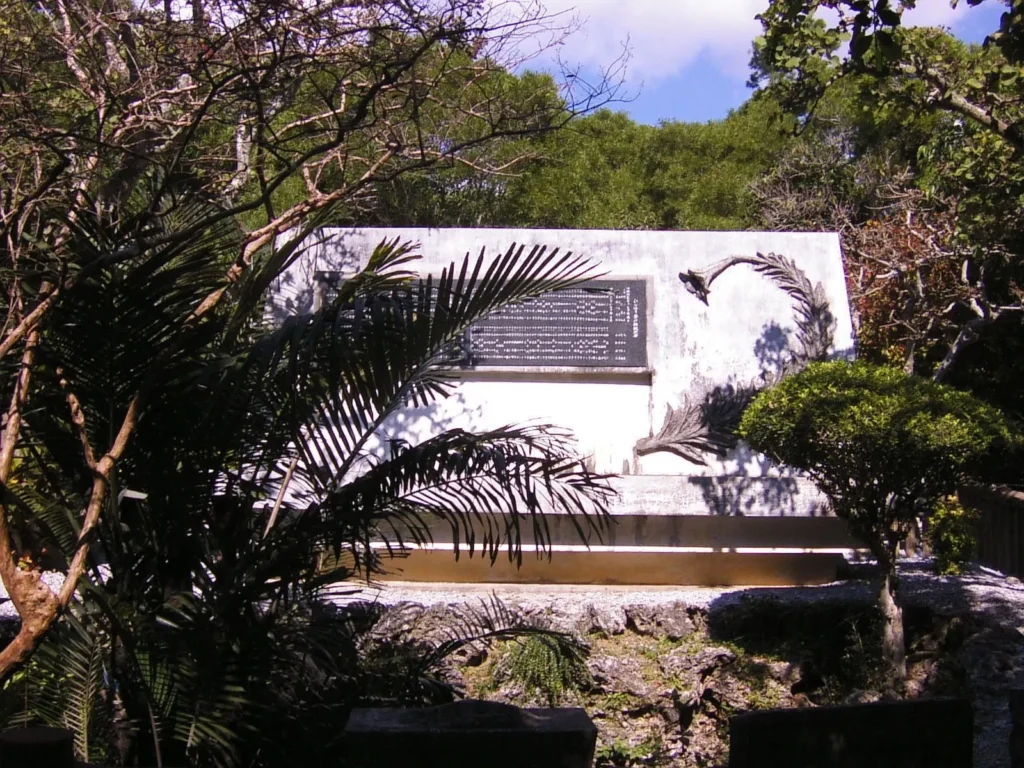 第3外科の壕の入口に慰霊碑が建てられ、犠牲となった教師・生徒全員の名前が刻まれている。周囲の木々は、戦後植えられたもの。