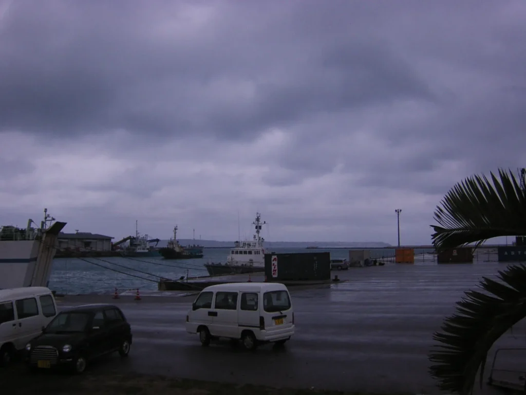 雨上がりの埠頭。路面が濡れ、空気が湿っている様子がわかります。観光パンフレットにはない、冬の宮古島の日常的な風景。
