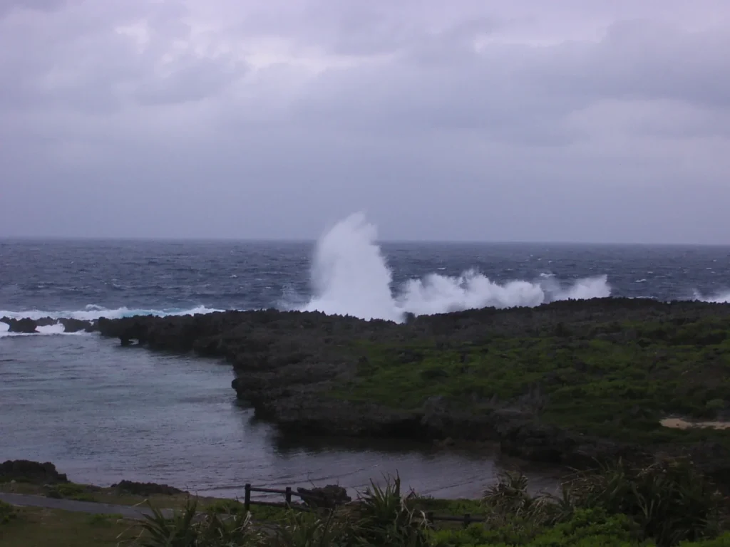 この日は北風が吹きすさぶ荒れた日で、高い波が岩に当たりしぶきを上げていた。