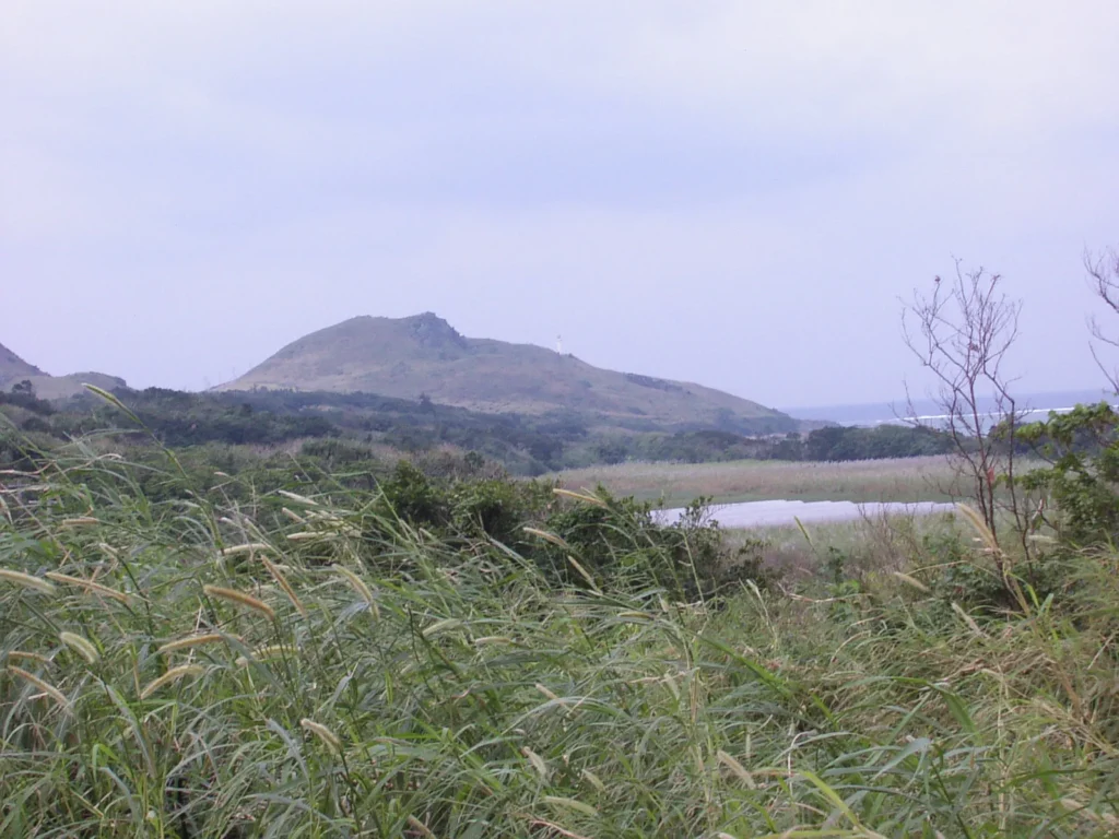 石垣島の最北端に位置する平久保灯台。白い灯台が青い海と空に映え、絶景のフォトスポットとしても人気。