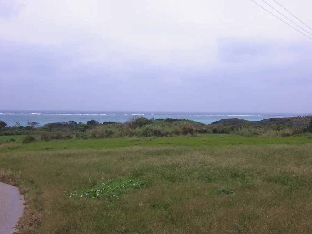 石垣島の北端、平野地区から望む雄大な東シナ海。水平線が広がり、開放感あふれる風景。