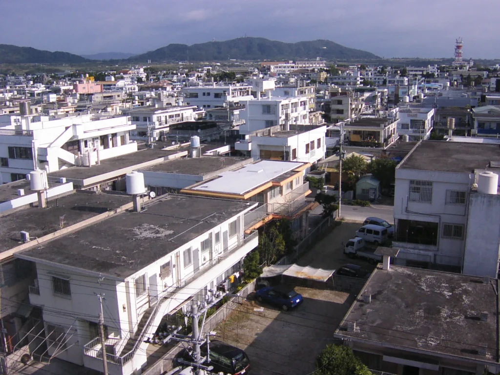 赤瓦だけじゃない、これが現代の沖縄。台風に耐える頑丈な鉄筋コンクリート住宅(スラブヤー)が密集する、石垣島のリアルな街並み。