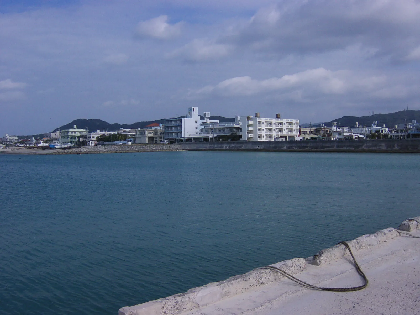 2005年当時の石垣港の様子。桟橋には屋台が並び、水揚げされたばかりの魚を天ぷらにして販売している。