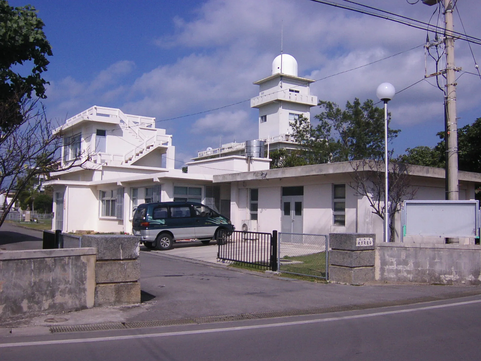 白い壁が青空に映える気象台の庁舎。屋上の観測ドームが、空の異変を常に見張り続ける。