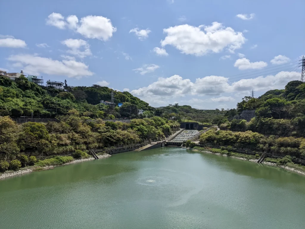 金城ダムの貯水池と緑の丘