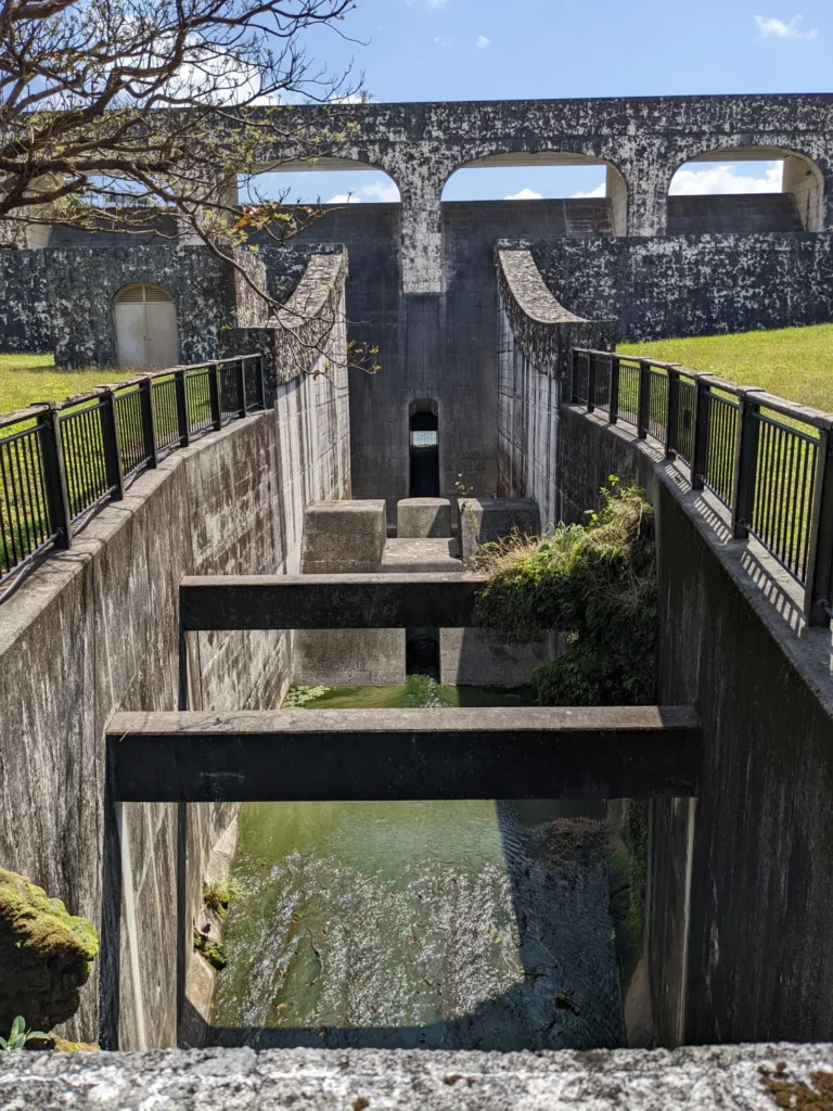 金城ダムの重厚な放水路と石造りの構造物