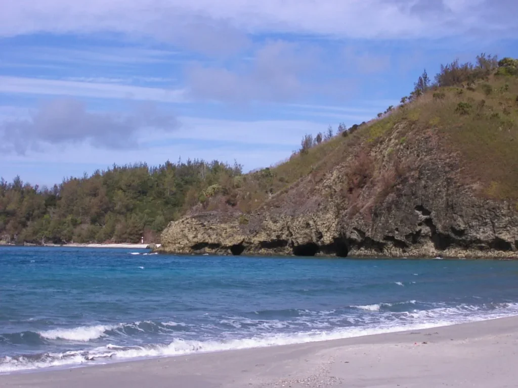 光の加減でエメラルドからディープブルーへ。小港海岸の海の色は、ため息が出る美しさ。
