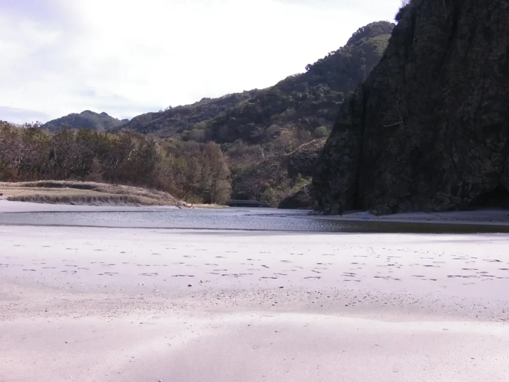 水量が少ないためか、海に注ぐ寸前で川が途切れていた。上流の時雨ダムが水を絞っていたためだろう。