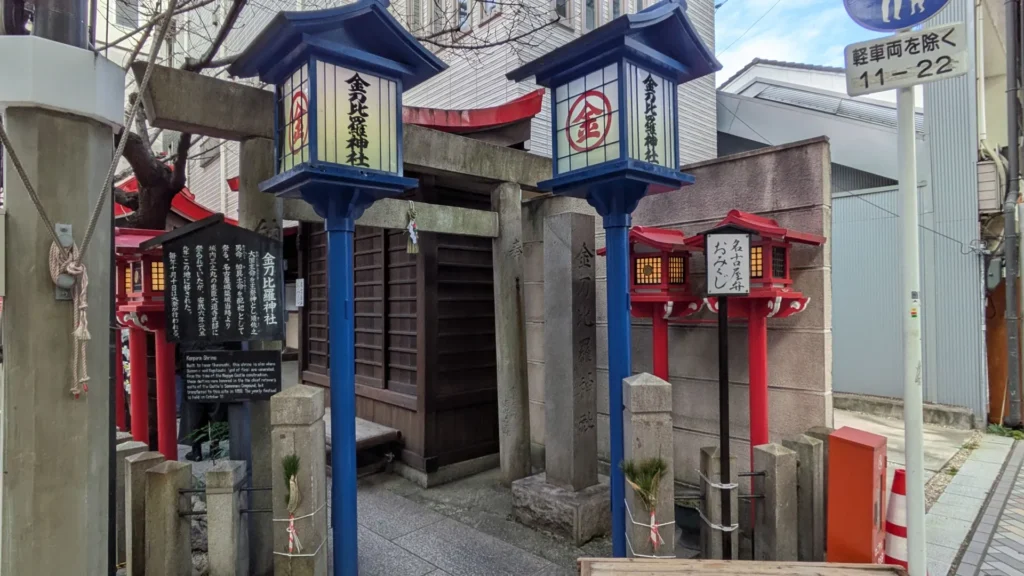 円頓寺商店街にある金刀比羅神社の鳥居と提灯