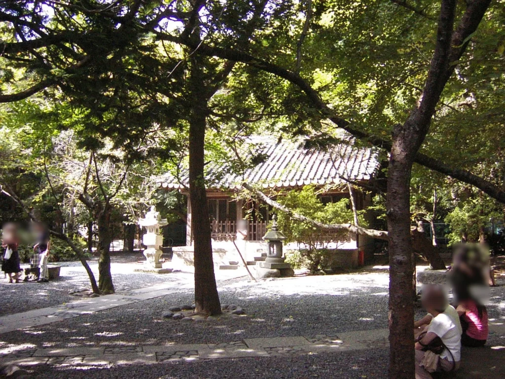 高徳寺の境内大仏のある中庭の裏には、このような緑あふれる空間が広がっている。