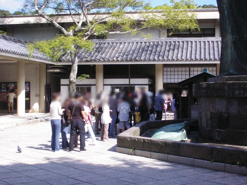 胎内観光を待つ行列胎内観光はかなりの人気であり、並ばないと見られない。