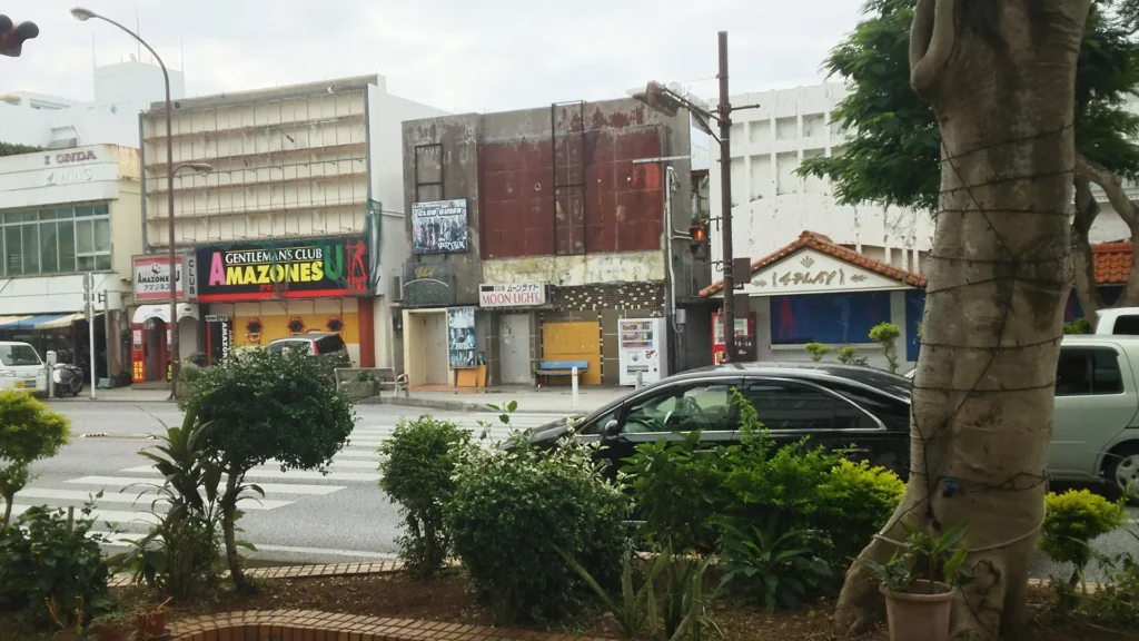 コザのゲート通り周辺。AMAZONESやMOON LIGHTなどナイトクラブの看板