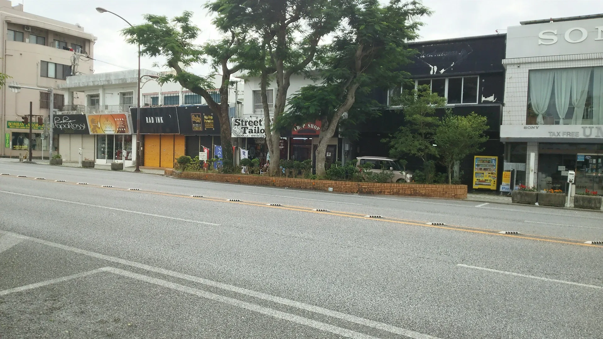 沖縄市コザのストリート。Street TailorやCHOP SHOPなど英語看板が並ぶ街並み