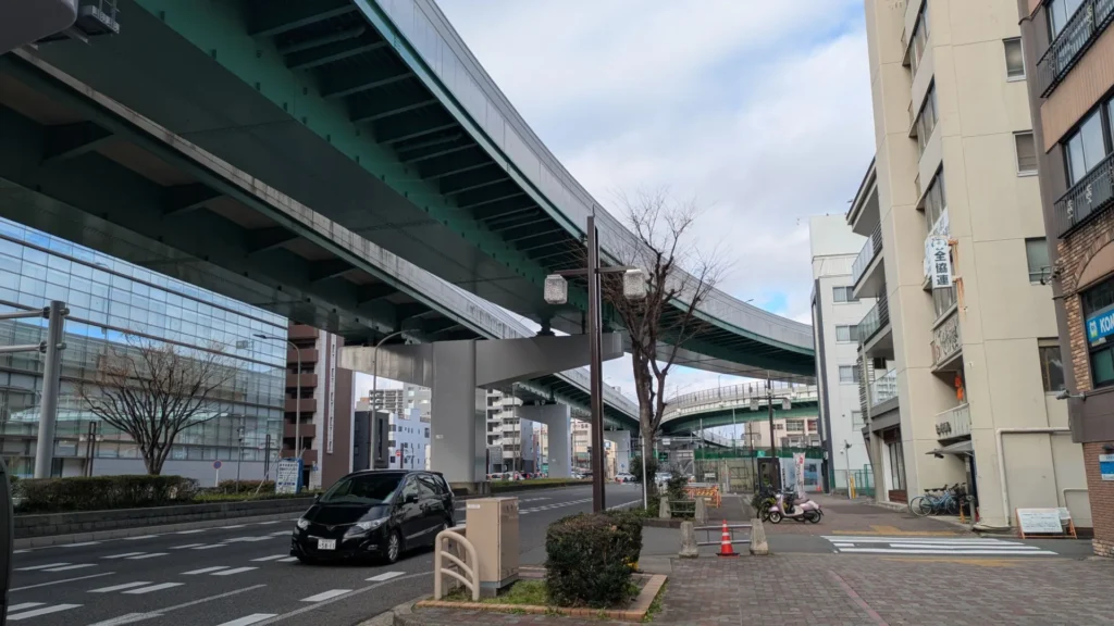 名古屋高速の高架と市道江川線