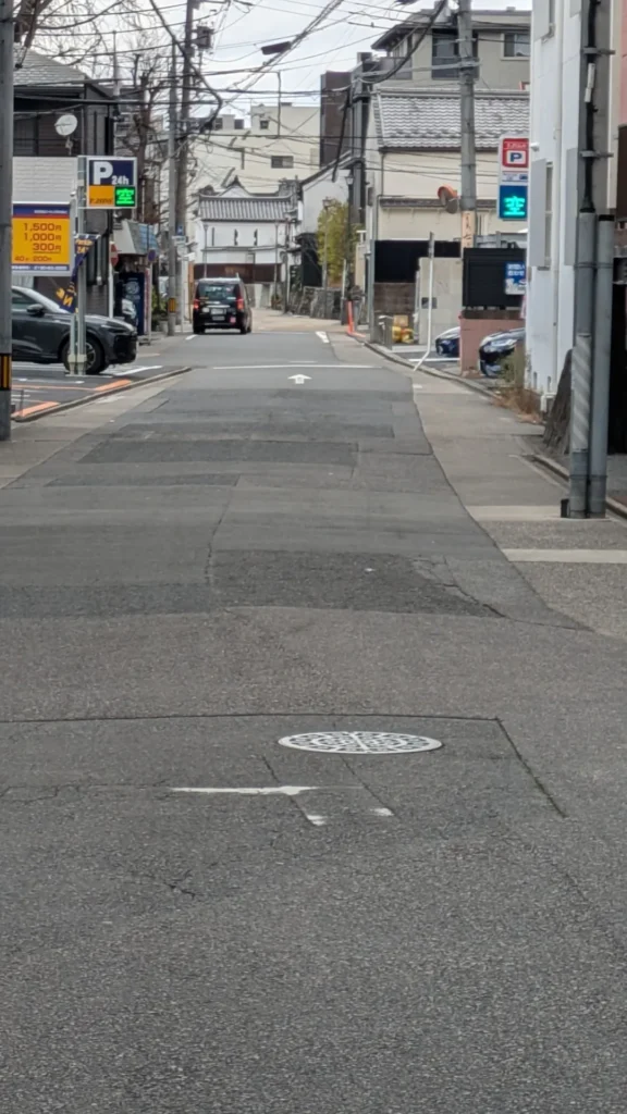 四間道へと続く直線道路と遠くに見える土蔵