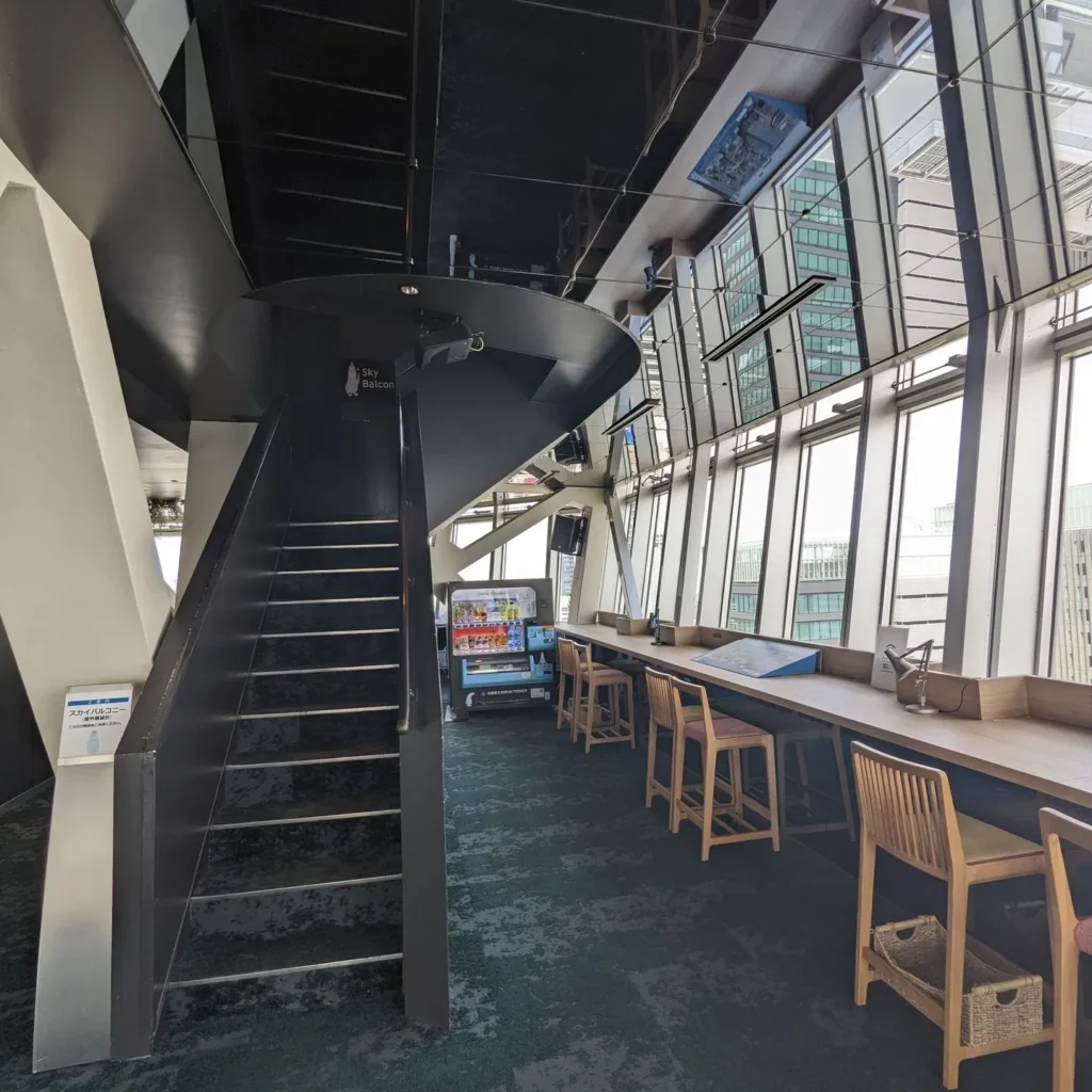 展望台内部の階段と自販機コーナー。ここからスカイバルコニーへ続く
