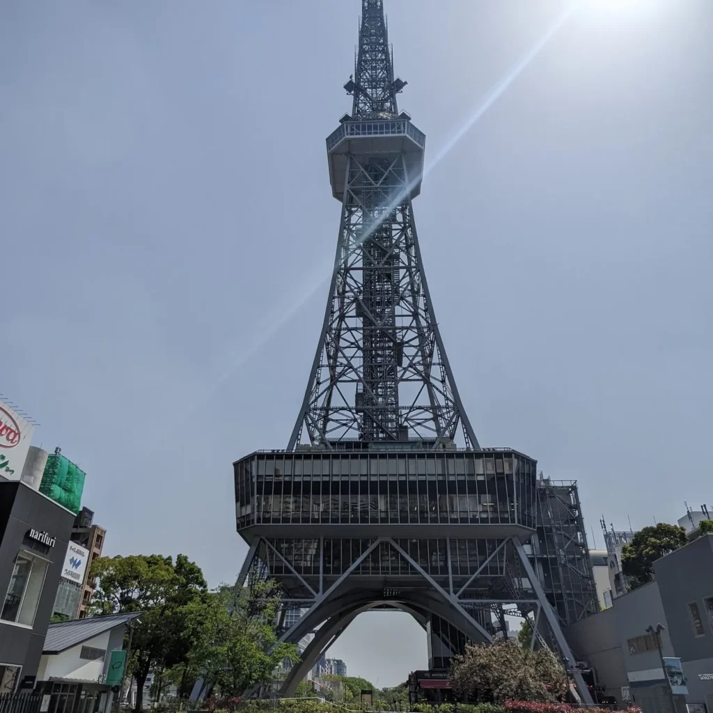 久屋大通公園から見上げる名古屋テレビ塔(中部電力 MIRAI TOWER)の外観