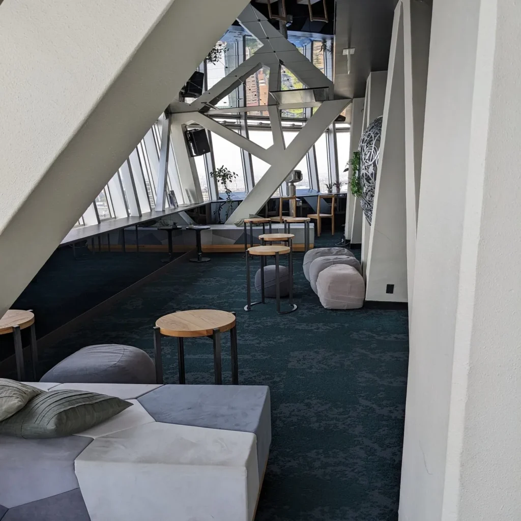 地上90mの屋内展望台。白い鉄骨とカーペット、ソファーがあり平日は空いている