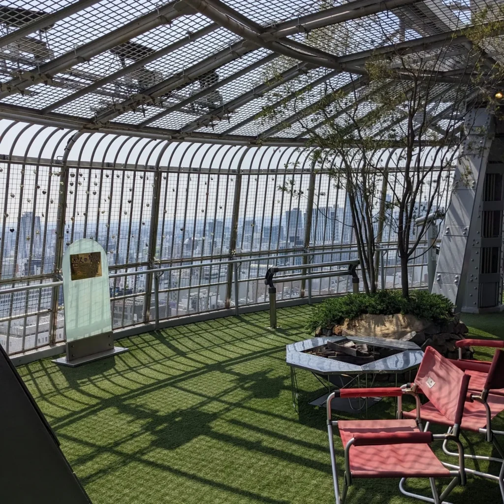 屋外展望台「スカイバルコニー」。金網で囲まれた安全なオープンエア空間