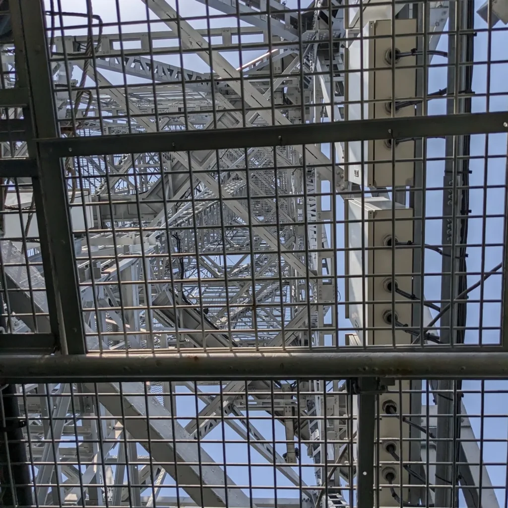 スカイバルコニーから見上げるテレビ塔頂上部の鉄骨構造美