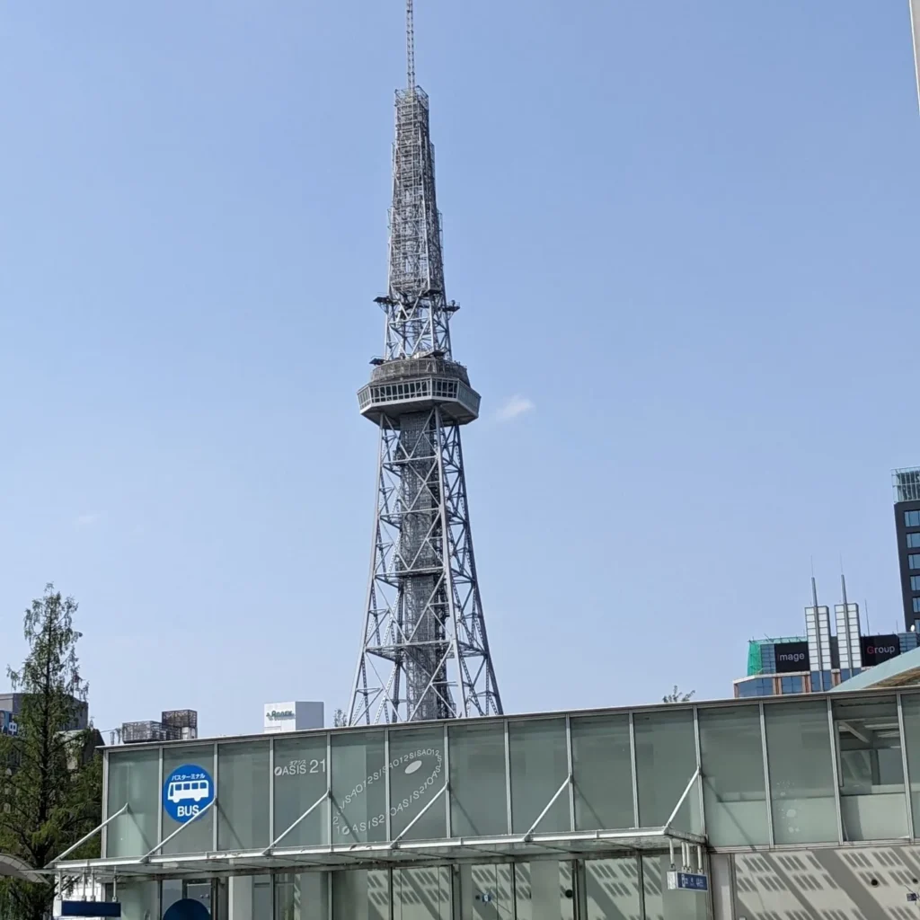 錦通側から見た名古屋テレビ塔とバスターミナルの建物