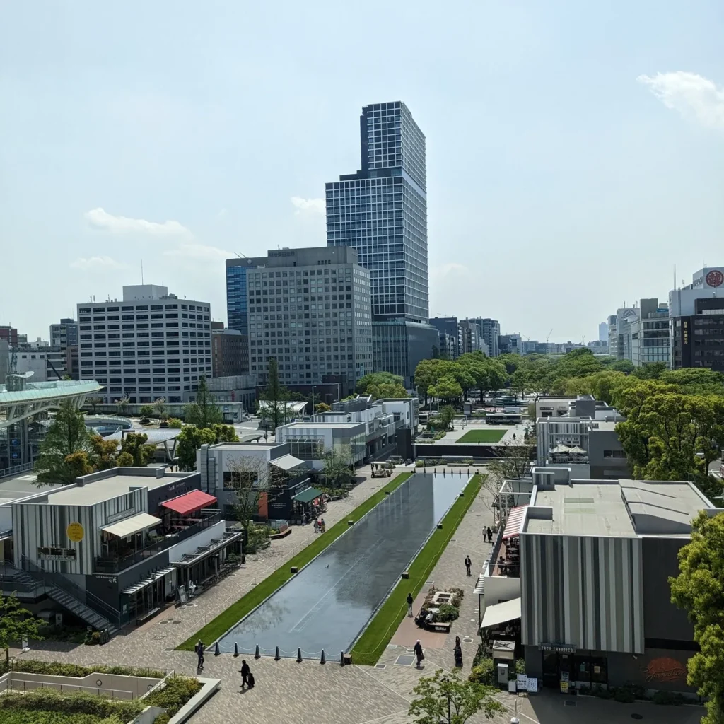 展望台から見下ろす久屋大通公園と中日ビル方面の景色