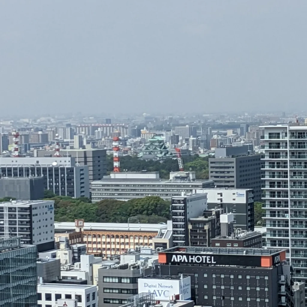 展望台から北側の眺望。遠くに名古屋城が見える