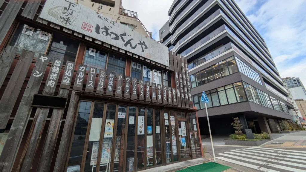 四間道へ向かう路地とマンションの角