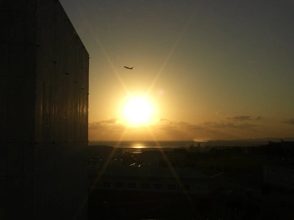 帰りに寄った那覇モノレール赤嶺駅そばのホテルグランビュー赤嶺より。那覇空港を飛び立つ飛行機を間近に見ることができる。手前のパチンコ屋が邪魔なのだが。