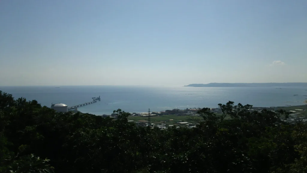 中城城跡から望む中城湾と海に伸びる桟橋