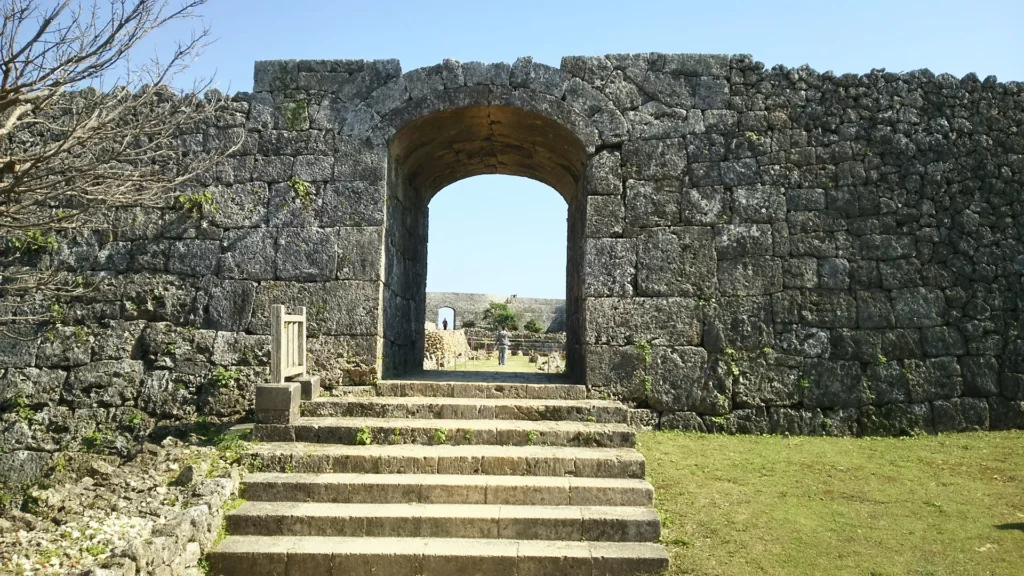 中城城跡の有名な裏門(石造アーチ門)