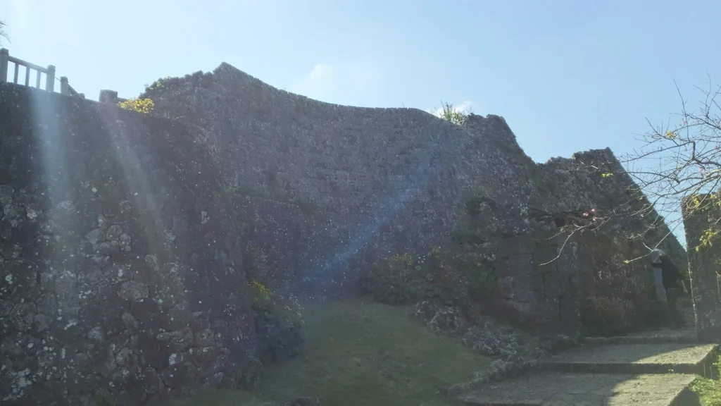 太陽の光を浴びてそびえ立つ中城城跡の高い石垣