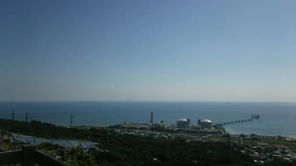 中城城跡から見える中城湾港の火力発電所とガスタンク群