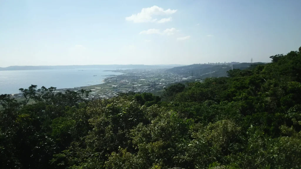 中城城跡の高台から見下ろす沖縄の街並みと東海岸