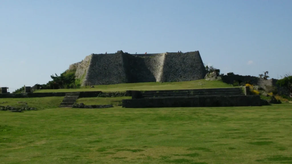 中城城跡の広々とした三の郭広場と美しい曲線の石積み