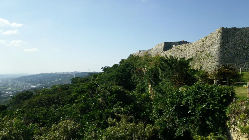 青空の下に連なる中城城跡の城壁ライン