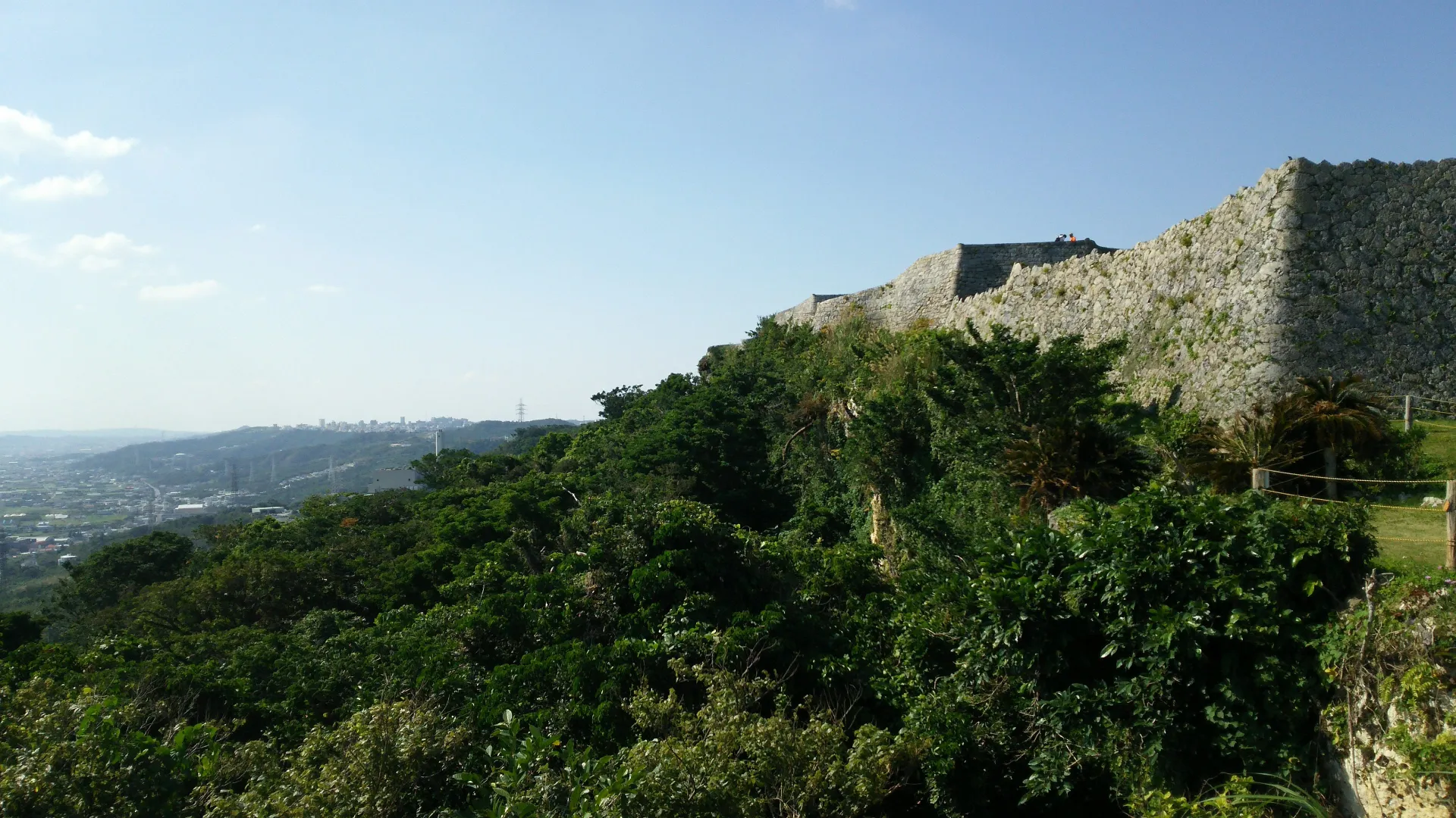 青空の下に連なる中城城跡の城壁ライン