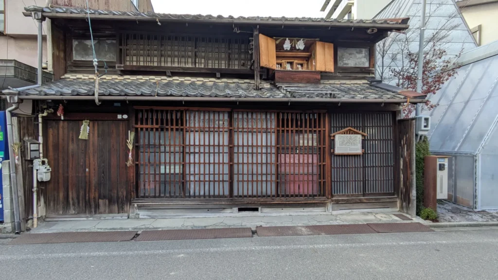 旧家・中村家の屋根にある屋根神様の祠