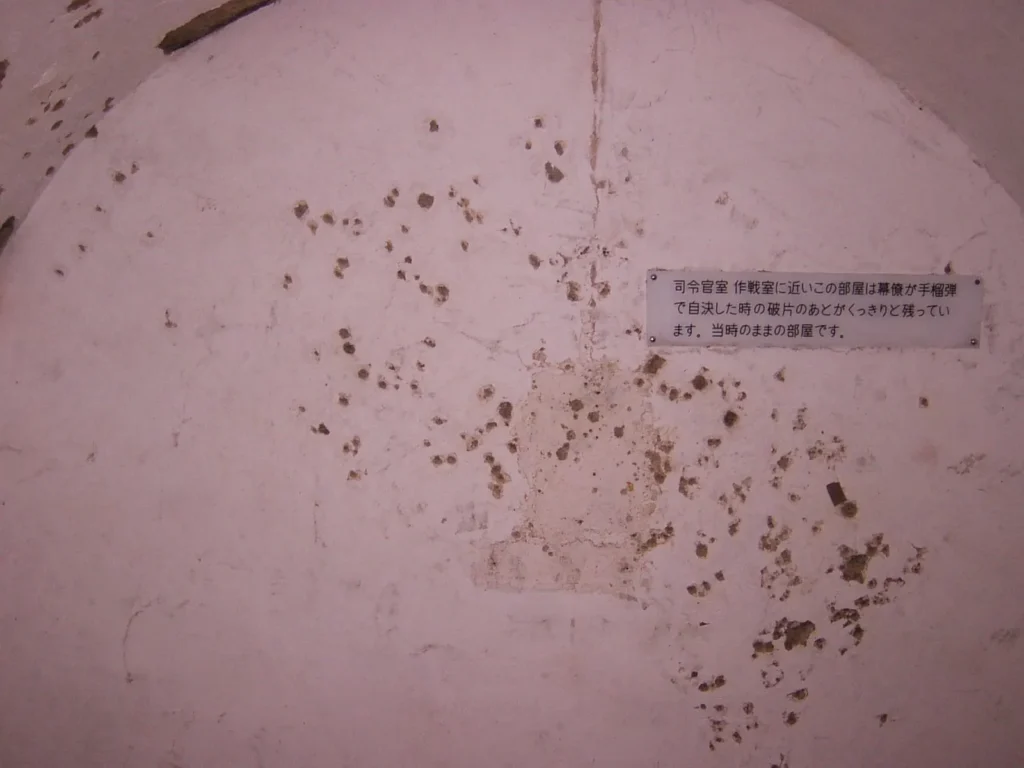 大田實少将以下幕僚はここで自決。壁の傷は、自決の際、手榴弾の破片が刺さってできたもの。