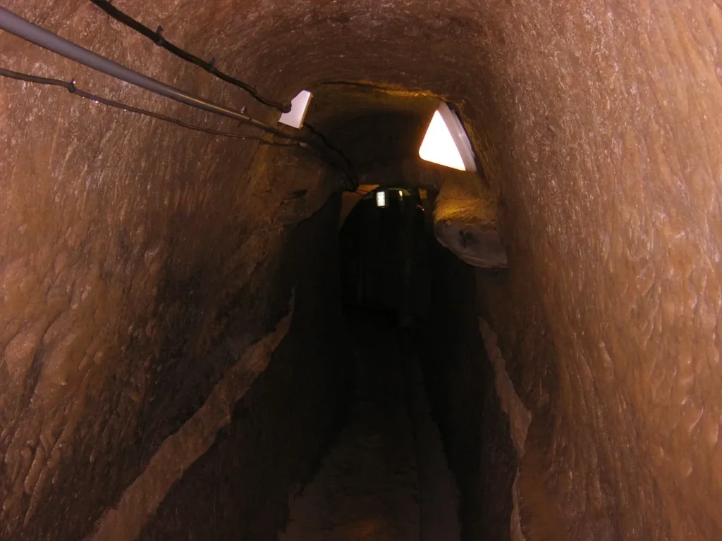 昭和19年、持久戦に向け旧海軍設営隊が掘った司令部壕。ツルハシ屋ノミの跡が残る。