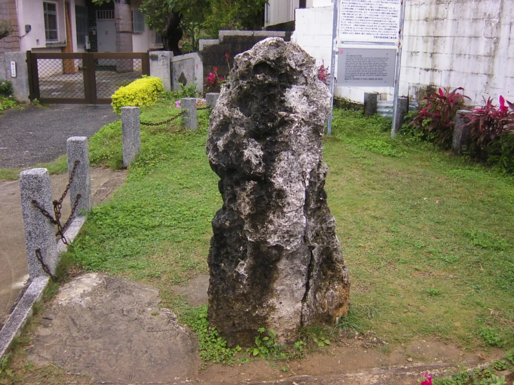 1637年から施工された人頭税制度において、身長がこの石に達すると(約143cm)、人頭税を課されるとされた伝説がある。しかし、1659年以降は15歳~50歳に賦課する年齢制であったことが分かっており、この石については屋敷神説・陽石説(男性器を象った石で、抱くと子宝に恵まれるといわれる。全国各地に存在する)・図根点説(測量の基準点)など、いろいろな説が出されている。