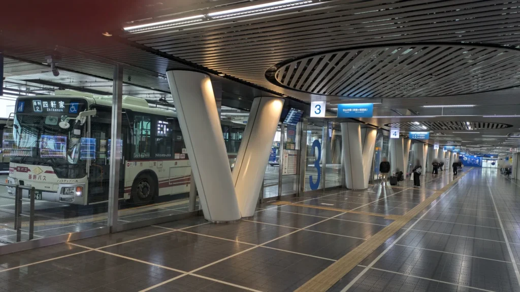 オアシス21の1階にある栄バスターミナルに停車する市バス