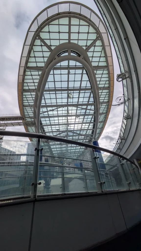 地下から見上げるオアシス21の巨大なガラス屋根の構造