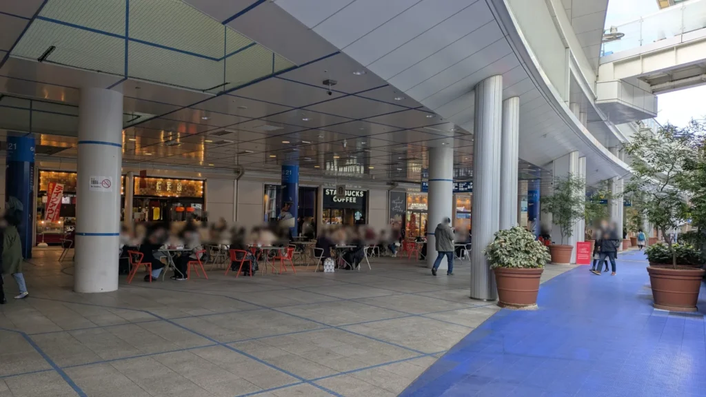 地下の「銀河の広場」。スターバックスやテーブルがあり休憩できるスペース