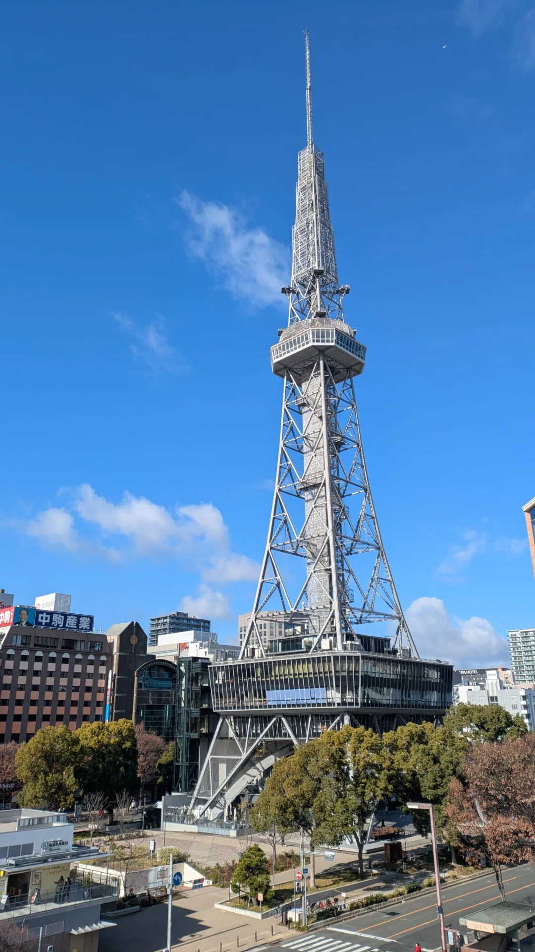 オアシス21の屋上から見上げる名古屋テレビ塔