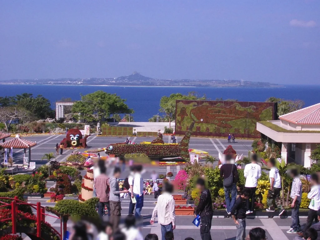 沖縄海洋博公園は、1975年の沖縄海洋博覧会の跡地にできた公園で、沖縄美ら海水族館を中心に、熱帯ドリームセンター・海洋文化館・イルカスタジオなどが整備されている。那覇からは、高速バスに乗って1時間半、名護で乗り換えてさらにバスで1時間の長旅になる。2人以上なら、タクシーのほうが安くて速い。